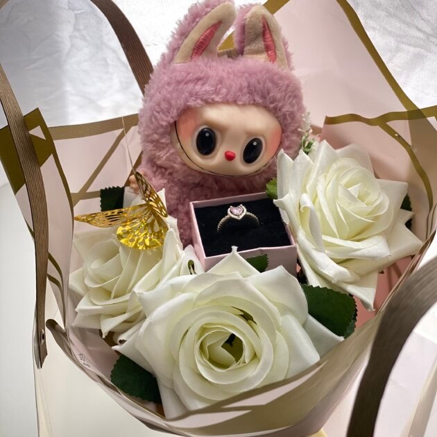 Un Cadeau Plein d’Émotion : Bouquet labubu, Bague Élégante & Roses